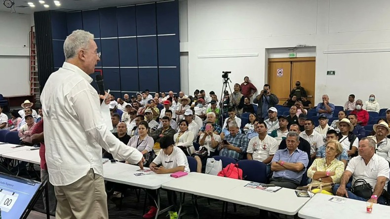 Uribe autoriza avales del Centro Democrático para desmovilizados de las Farc