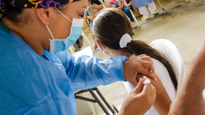Mayores de 12 años deberán portar su carné de vacunación contra el COVID-19 en Colombia