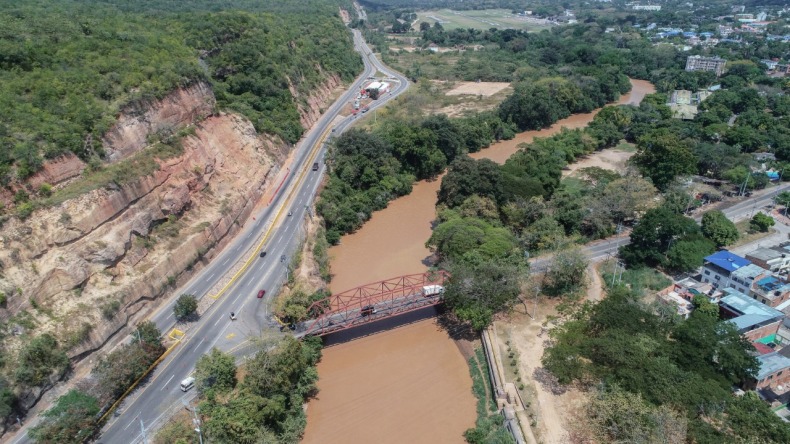 Habrá cierre de un carril en la vía Girardot- Bogotá por construcción de muro de protección 