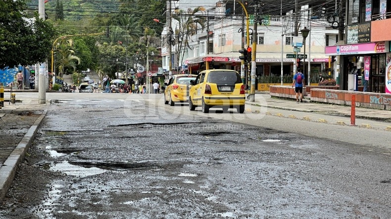 "Vivir en Ibagué es como estar en la luna, pero por los 'cráteres'": denuncian pésimo estado de la calle 42 con Cuarta