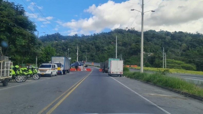Manifestantes y vehículos bloquean dos vías del Tolima