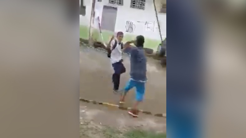 A cuchillo se enfrentaron dos estudiantes en las afueras de un colegio en Ibagué
