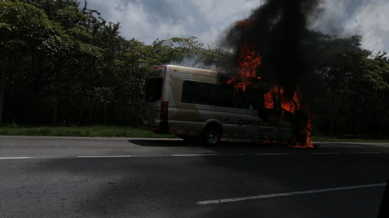Bus de Flota Magdalena se incineró en la vía Ibagué-El Espinal 