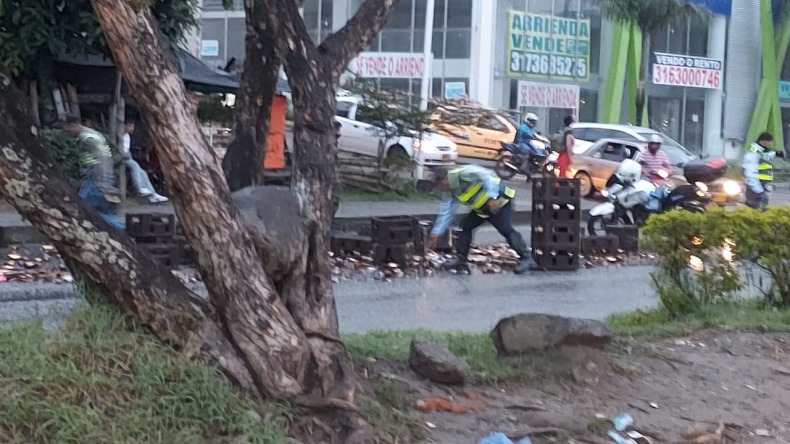 En plena Ley Seca cayeron alrededor de 30 canastas de cerveza de un camión en Ibagué