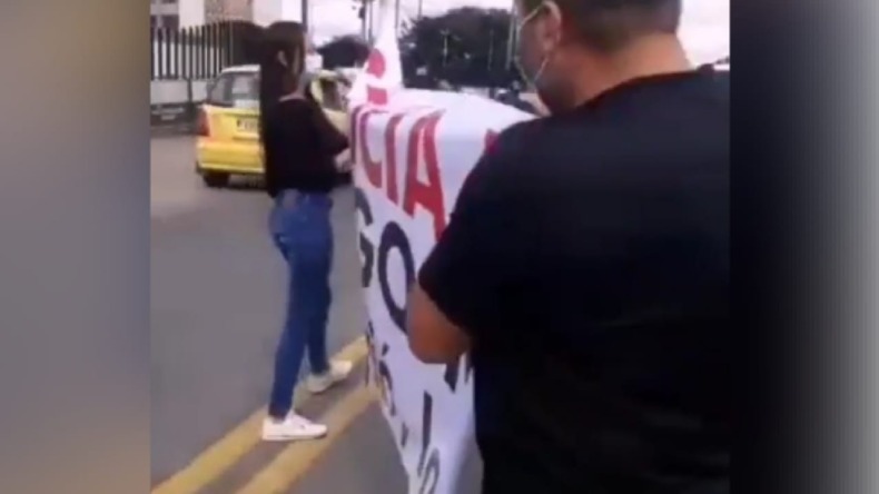 Familiares de Santiago Murillo protestaron frente al comando de la Policía en Ibagué