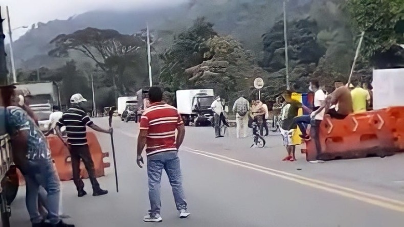 Transportadores continúan protesta pacífica en la vía Ibagué – Cajamarca