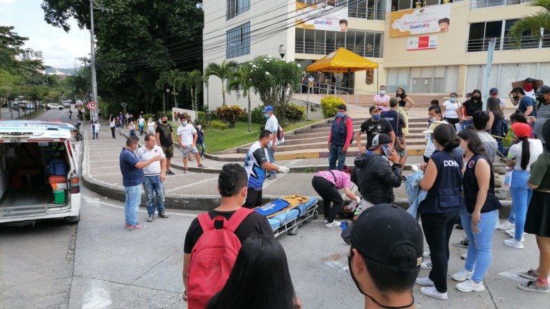 Motociclista intentó evadir bloqueo en Ambalá y lo habrían hecho caer 