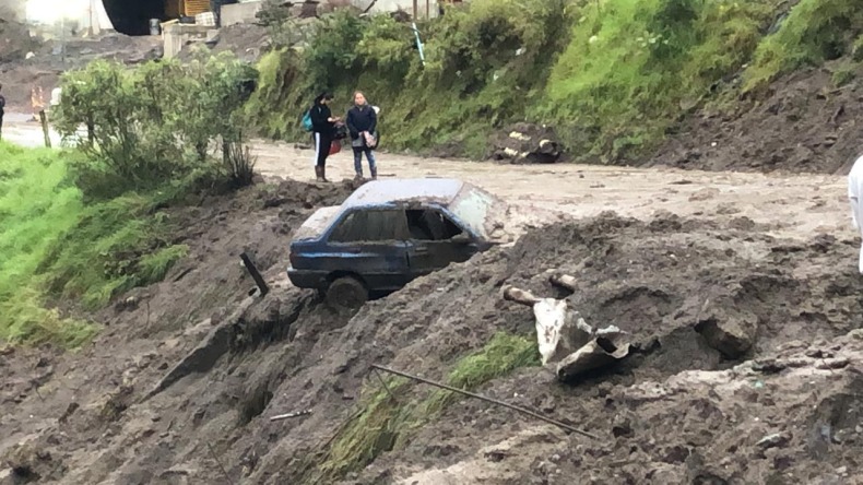 Nuevo deslizamiento de tierra en el Alto de la Línea provocó cierre total de la vía Cajamarca – Calarcá