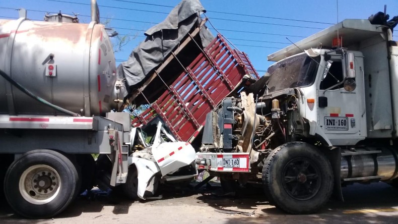 Tres vehículos de carga pesada involucrados en fuerte accidente en la vía Ibagué- Alvarado 