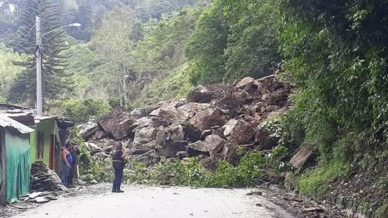 Cuatro personas resultaron heridas en un deslizamiento de rocas en Cajamarca