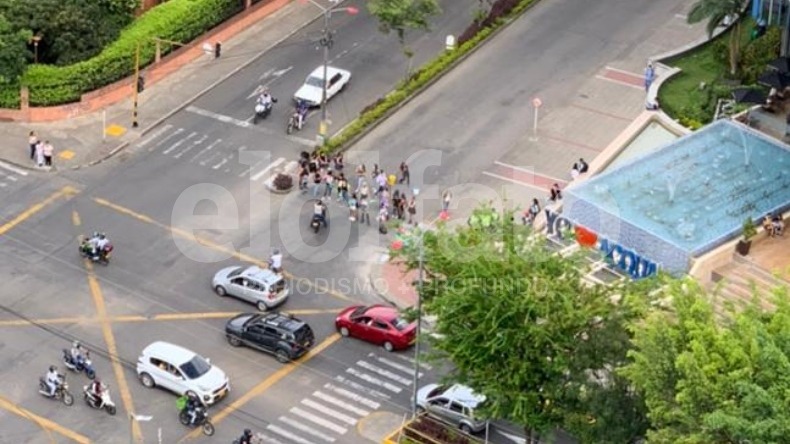 Grupo de mujeres bloquea el paso vehicular en la calle 60 con Guabinal 