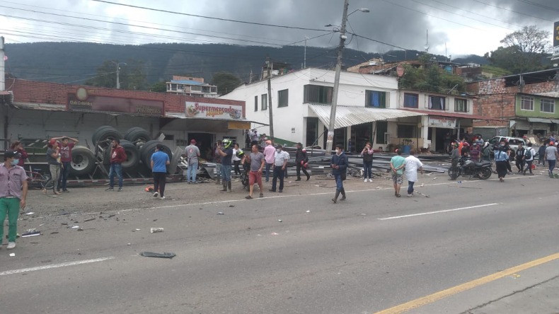 Tractocamión provocó grave accidente al chocar varios vehículos en la vía Bogotá - Ibagué 
