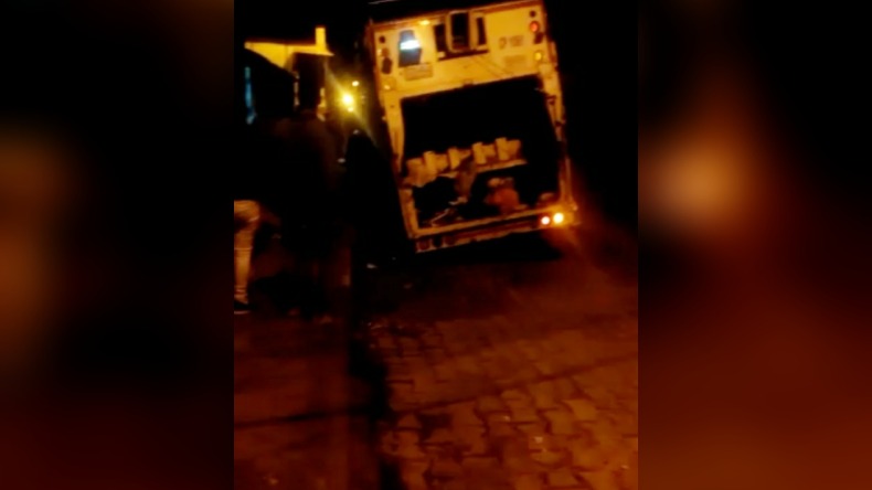 Por mal estado de la vía, camión recolector de basura se hundió en un hueco de Ibagué