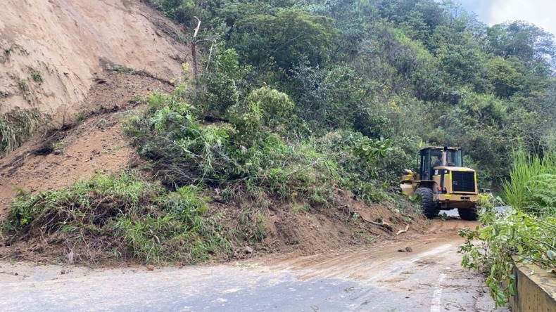 Paso restringido en la vía Ibagué - Cajamarca por deslizamiento de tierra
