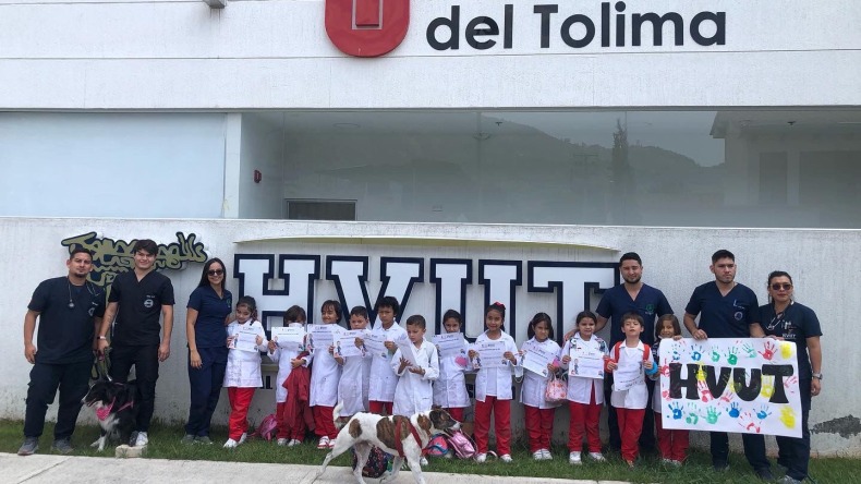 Con bata y estetoscopio niños del Tolima pasan un día como veterinarios en el Hospital de la UT