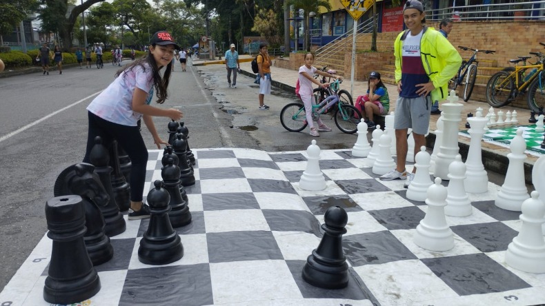Jóvenes ajedrecistas venden tamales y lechonas para pagar los viáticos y representar al Tolima