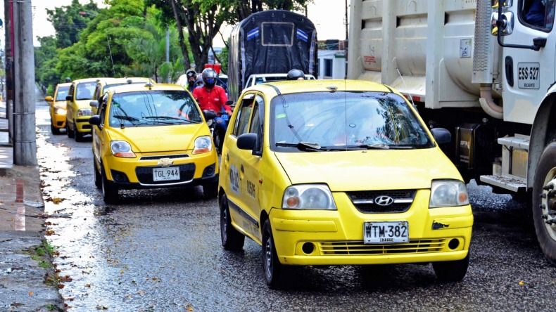 Suspendida temporalmente la medida de 'pico y placa' para taxistas