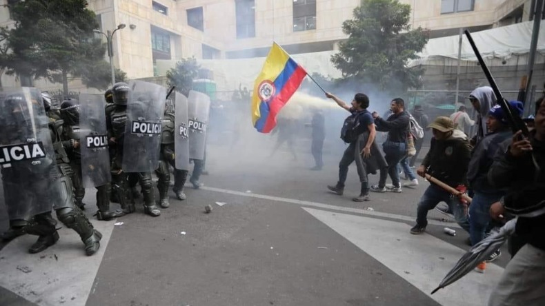 Marchas en Bogotá terminaron en disturbios: magistrados fueron evacuados de la Corte Suprema