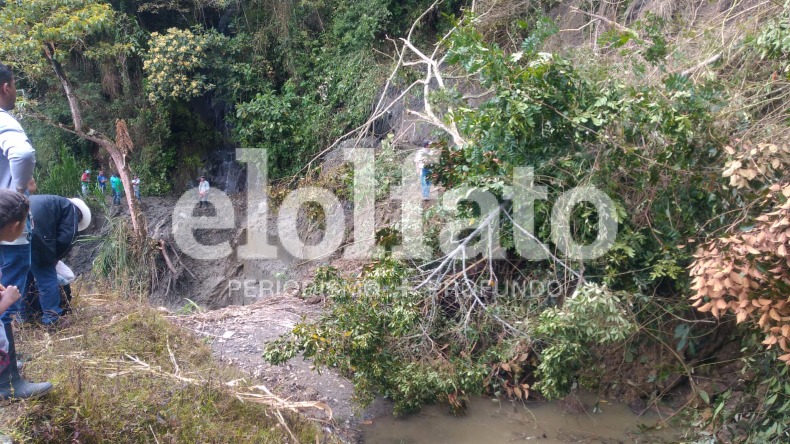 Campesinos afectados por dos derrumbes que tienen incomunicada la vía Boquerón-Tapias