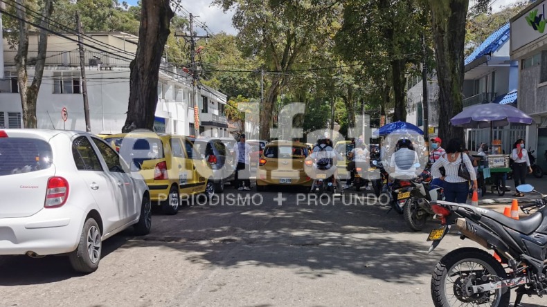 Sigue el caos vehicular y la ocupación del espacio público en el barrio Cádiz de Ibagué