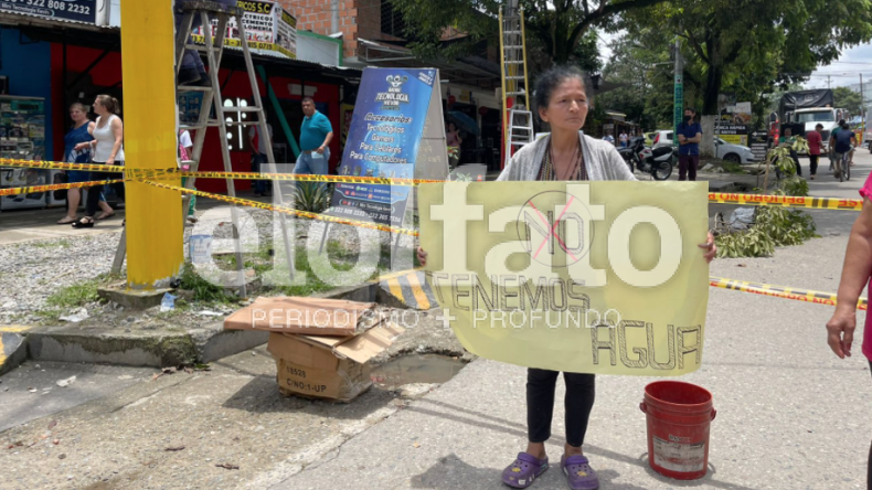 Cansados por la falta de agua, habitantes de El Salado bloquean la movilidad en la avenida Ambalá