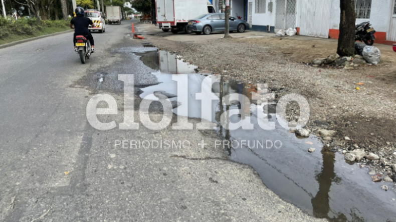 Huecos de la vía Mirolindo obligan a ciclistas a no usar la orilla e invadir la carretera