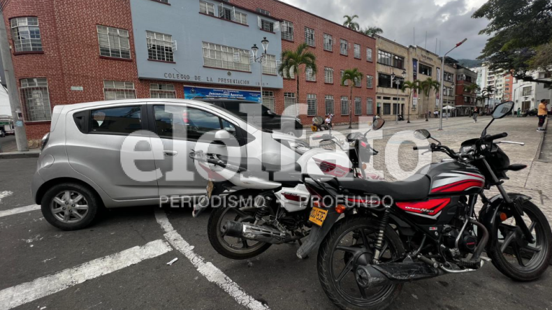Cicloruta de la Plaza Bolivar se convirtió en un parqueadero público, denuncia ciclista
