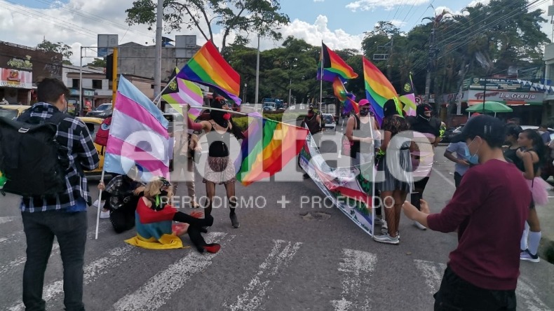 Integrantes de la comunidad LGBTIQ+ marchan por la carrera Quinta de Ibagué