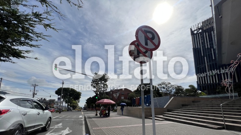 Alcaldía de Ibagué dejó dos señales de prohibido estacionar a menos de 30 centímetros la una de la otra