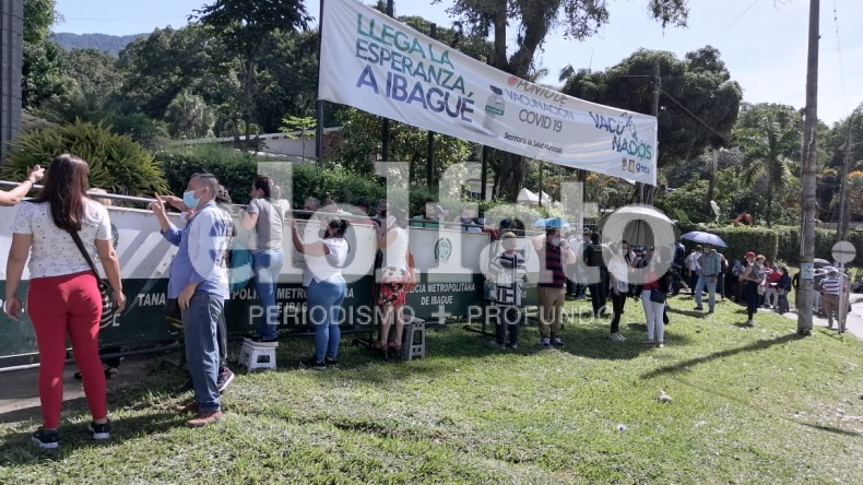 Ciudadanos llegaron a la Universidad de Ibagué desde la madrugada para vacunarse contra el COVID-19