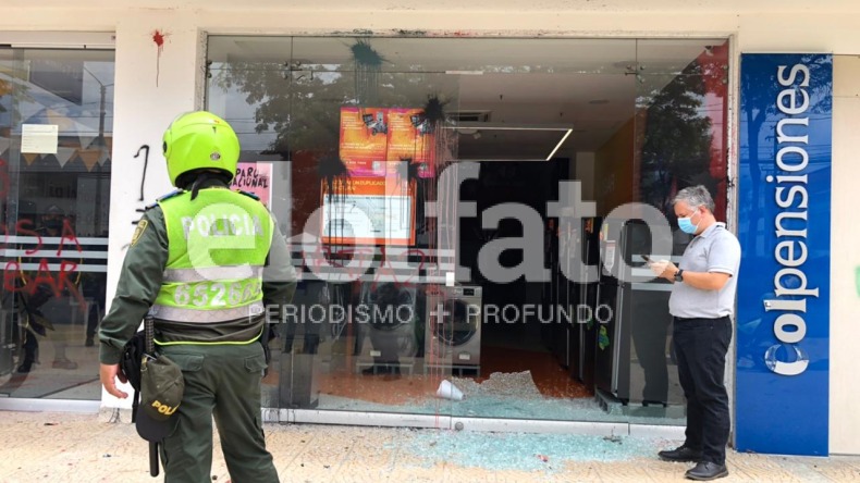 Manifestantes rompieron los vidrios de la sede de Celsia en Ibagué