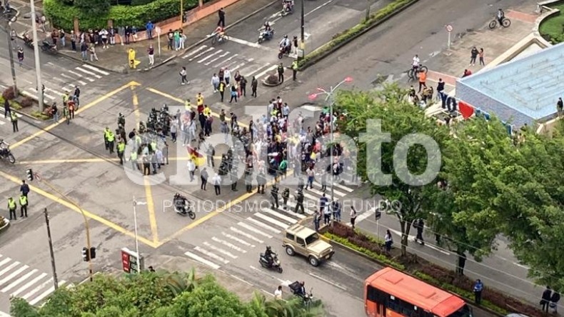Manifestantes realizan plantón en la avenida Guabinal con calle 60 de Ibagué 