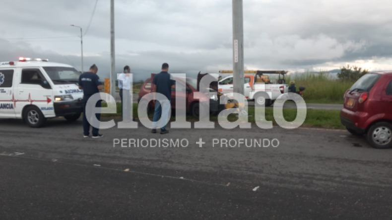 Vehículo chocó contra un poste en la vía al Aeropuerto Perales de Ibagué