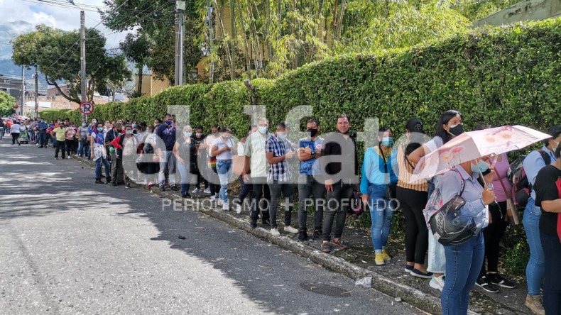 Largas filas en la Universidad de Ibagué para recibir segundas dosis de Sinovac 