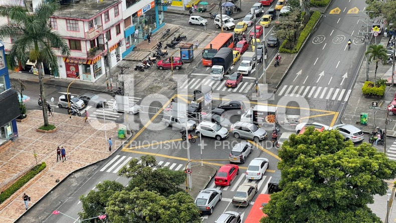 Caos vehicular en varias intersecciones de Ibagué por fallas en los semáforos 