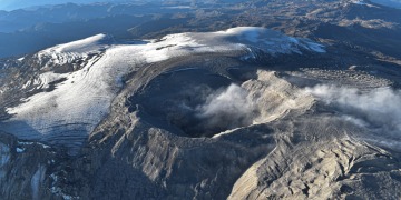 Autoridades piden a turistas no acercarse al cráter del Volcán del Ruiz