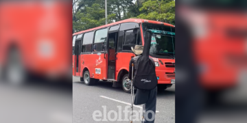 Persona con movilidad reducida denuncia que los buses de Ibagué no lo recogen