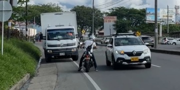Motociclistas usan la avenida Mirolindo en contravía