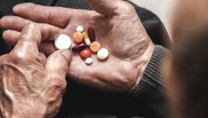  El consumo de más de 5 medicamentos en un corto periodo de tiempo afectaría la salud de adultos mayores 