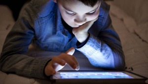 Niñas y niños expuestos al uso de pantallas durante más de una hora al día presentan niveles bajos de desarrollo cerebral