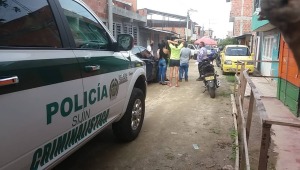 Según las autoridades, la victima, identificada como Yadira Bonilla Epinel, de 36 años, recibió varios impactos de bala cuando se desplazaba en su vehículo por el barrio Milagro de Dios, ubicado en la parte trasera de la cárcel de Picaleña. 