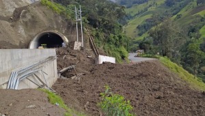 Cierran la vía Cajamarca – Calarcá debido a una avalancha de tierra