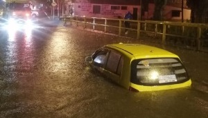 Caos en Ibagué por cuenta de las lluvias: inundaciones, desprendimiento de árboles y caída de postes