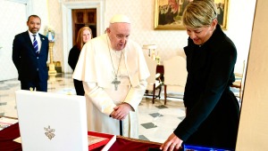 Primera Dama obsequió al Papa Francisco medalla de la Virgen Milagrosa, durante su visita al Vaticano