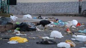 Destapan alcantarillas en 10 zonas residenciales de Ibagué: ¡la gente sigue arrojando basura en la calle!