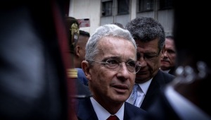 Polémica: Uribe confundió bandera indígena con la del ELN