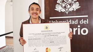  Gradúan al primer 'abogade' en Colombia: persona no binaria recibe título de la U. del Rosario 