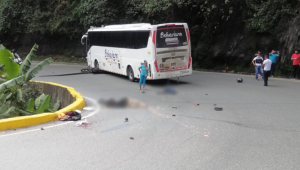 Dos personas fallecieron luego de chocar contra un bus en La Línea