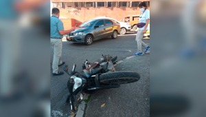 Conductor habría provocado la caida de un motociclista en plena carrera Sexta de Ibagué