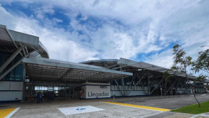 Aeropuerto Perales tendrá iluminación de su pista y habrá nueva vía para evitar el retorno en El Salado 